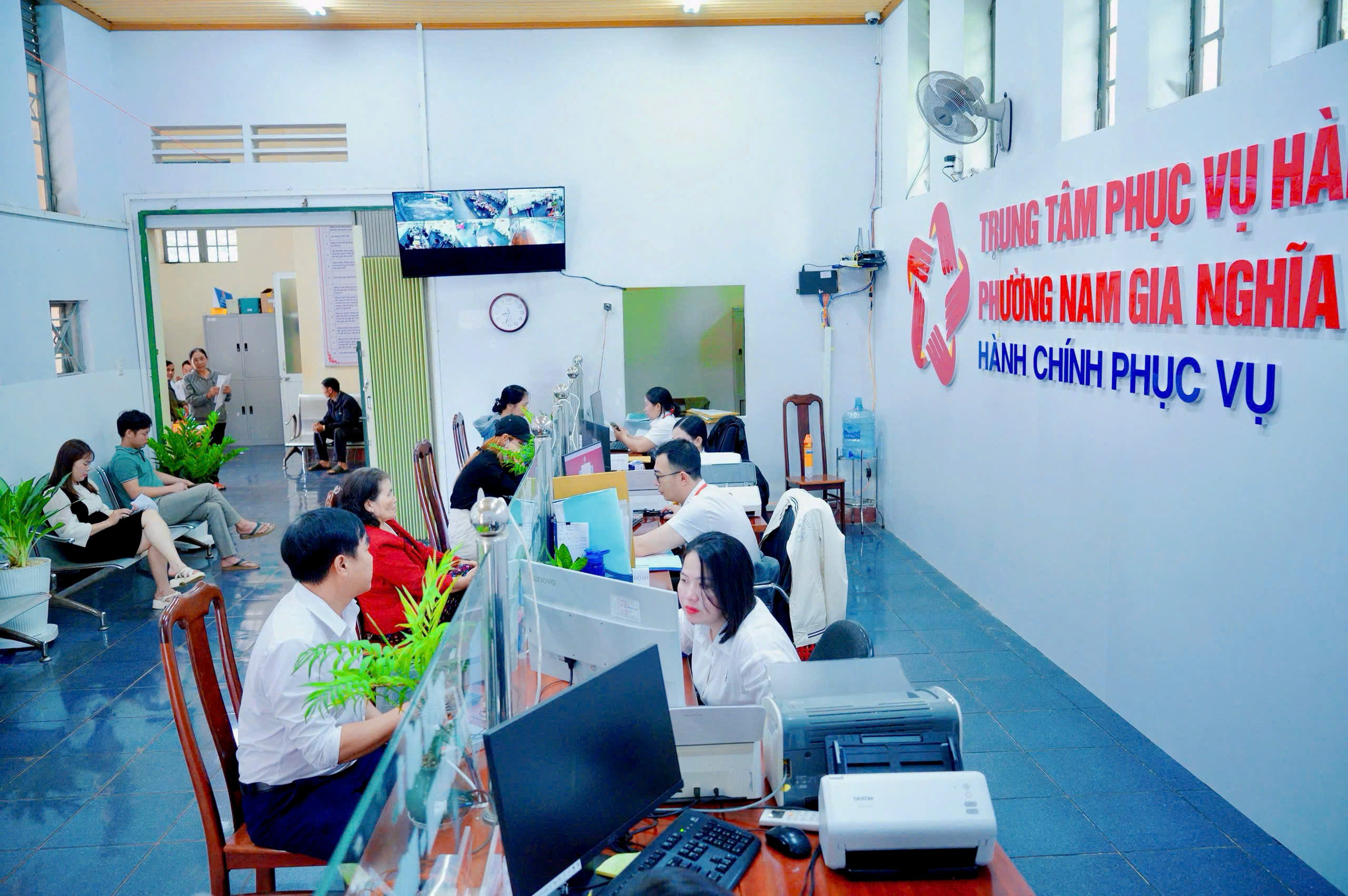 PHƯỜNG NAM GIA NGHĨA NÂNG CAO CHẤT LƯỢNG PHỤC VỤ HÀNH CHÍNH CÔNG