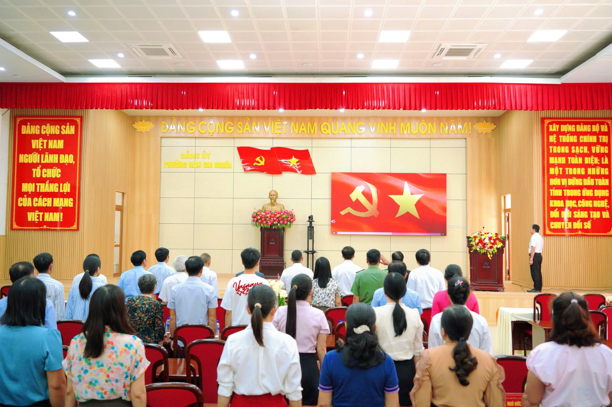 ĐẢNG ỦY PHƯỜNG NAM GIA NGHĨA TRAO HUY HIỆU ĐẢNG ĐỢT 19/5/2026